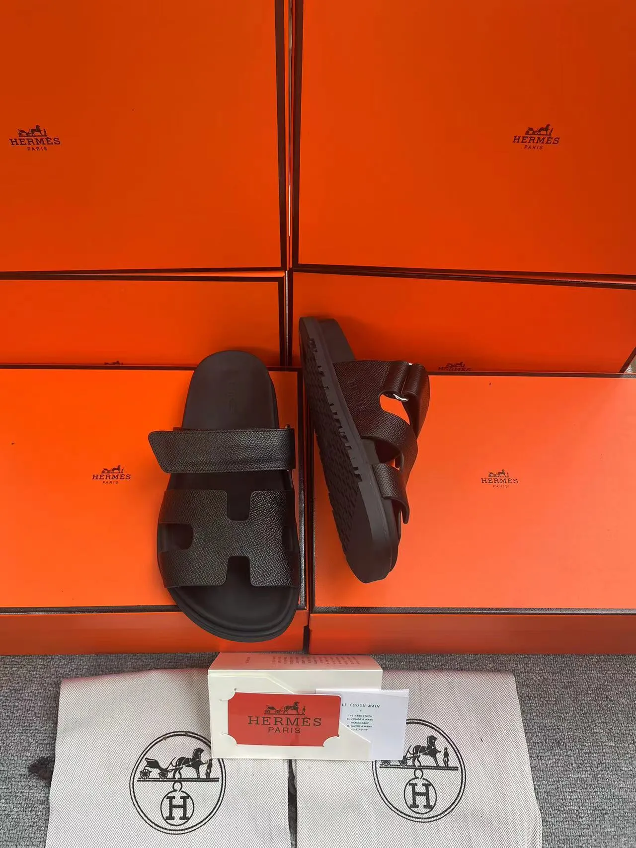 👟👟Ex-factory price 480👟👟, H HERMES is the same style for men and women, the couple's second uncle shoes that have become very popular recently - sandals, paired with various colorful socks, very trendy ✅Upper: imported mixed sheepskin and deerskin ✅Inner: imported mixed sheepskin ✅Outsole: Tpu non-slip and wear-resistant outsole ✅Size: women's 35-42. Male 38-46